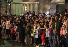 Fanáticos se reúnen en los exteriores del hotel Swissotel en San Isidro para presenciar la llegada de Lionel Messi (FOTOS)