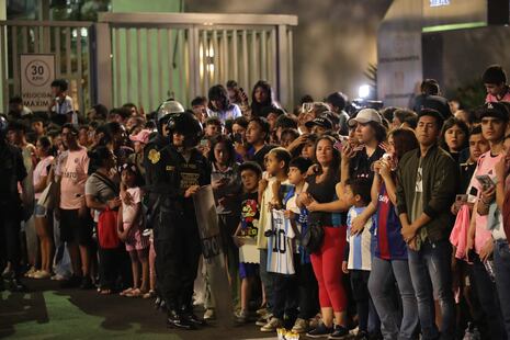 Fanáticos se reúnen en los exteriores del hotel Swissotel en San Isidro para presenciar la llegada de Lionel Messi (FOTOS)