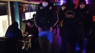 Más de un centenar de jóvenes fueron intervenidos en dos bares clandestinos