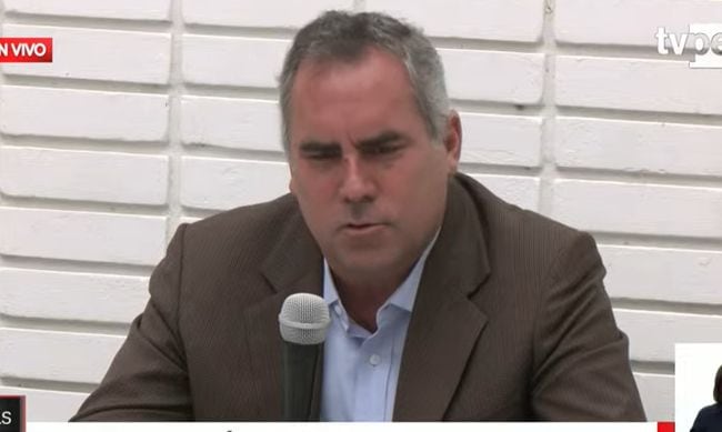 El precandidato explicó cómo reaccionó en el momento del incidente en Cañete y negó que el hecho esté ligado a extorsiones o a una autolesión. (Foto: TV Perú)