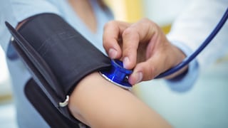 ¿Por qué algunos pacientes no logran controlar la hipertensión ni con medicamentos?