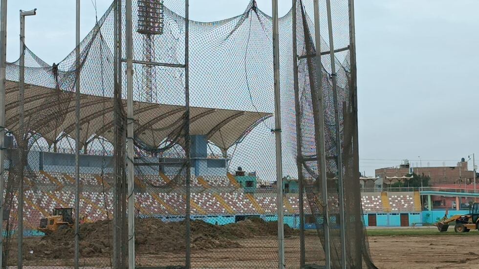 Atletas trujillanos y liberteños se ven perjudicados con el retiro del gras natural y que la Municipalidad Provincial de Trujillo lo reemplazará por un campo sintético.