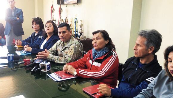 Autoridades educativas en colegio Ejército Arequipa. Foto: GEC.