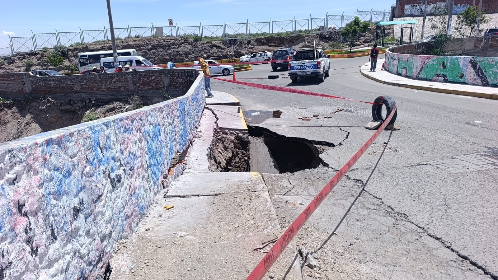 Cerraron el puente que conecta Cerro Colorado con Cayma. Foto: Difusión.