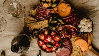 Maridajes sin gluten: Conozca estas propuestas gourmet entre galletas saladas y vinos selectos