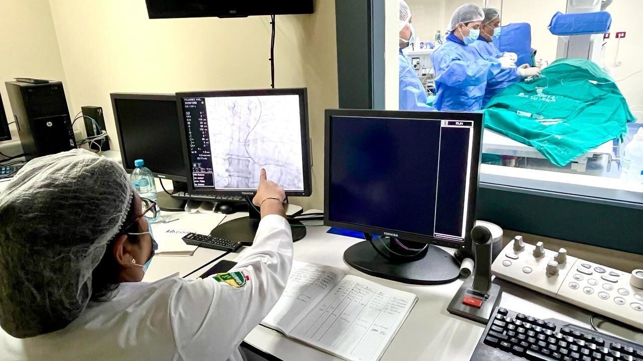 Pone en funcionamiento una Unidad Cardiovascular. Se realizan cirugías cardiacas y procedimientos cardiacos complejos en beneficio de los asegurados.