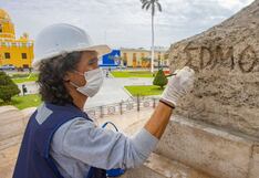 Descubren incisiones en bajo relieve en monumento de Plaza Mayor de Trujillo