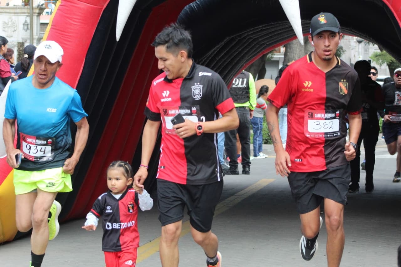 Carrera Rojinegra 5k por el aniversario del FBC Melgar. (Foto: Álvaro Figueroa/@photo.gec)