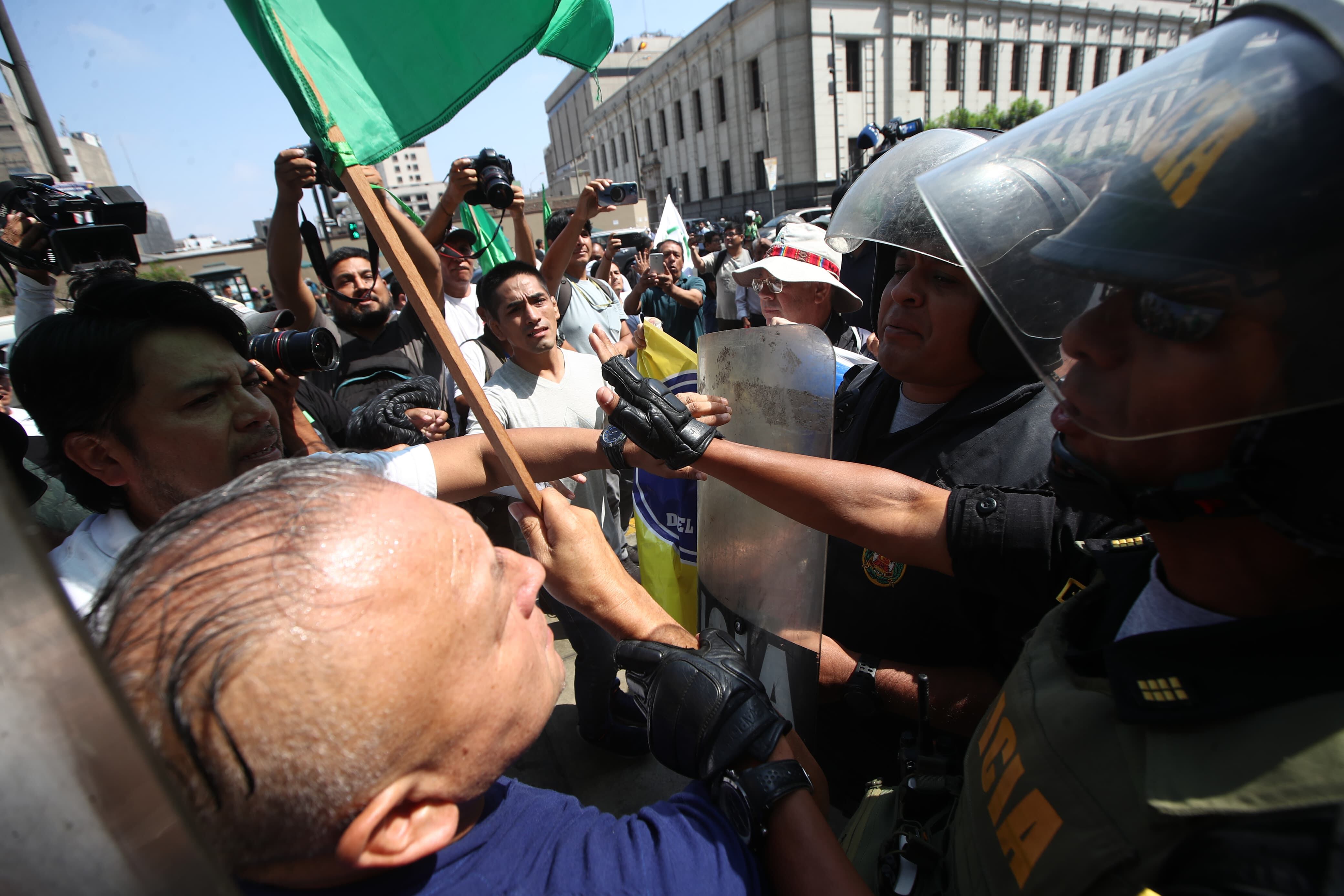 Enfrentamientos por Dina Boluarte y el caso Rolex en la sede del Ministerio Público. Fotos: jorge.cerdan/@photo.gec