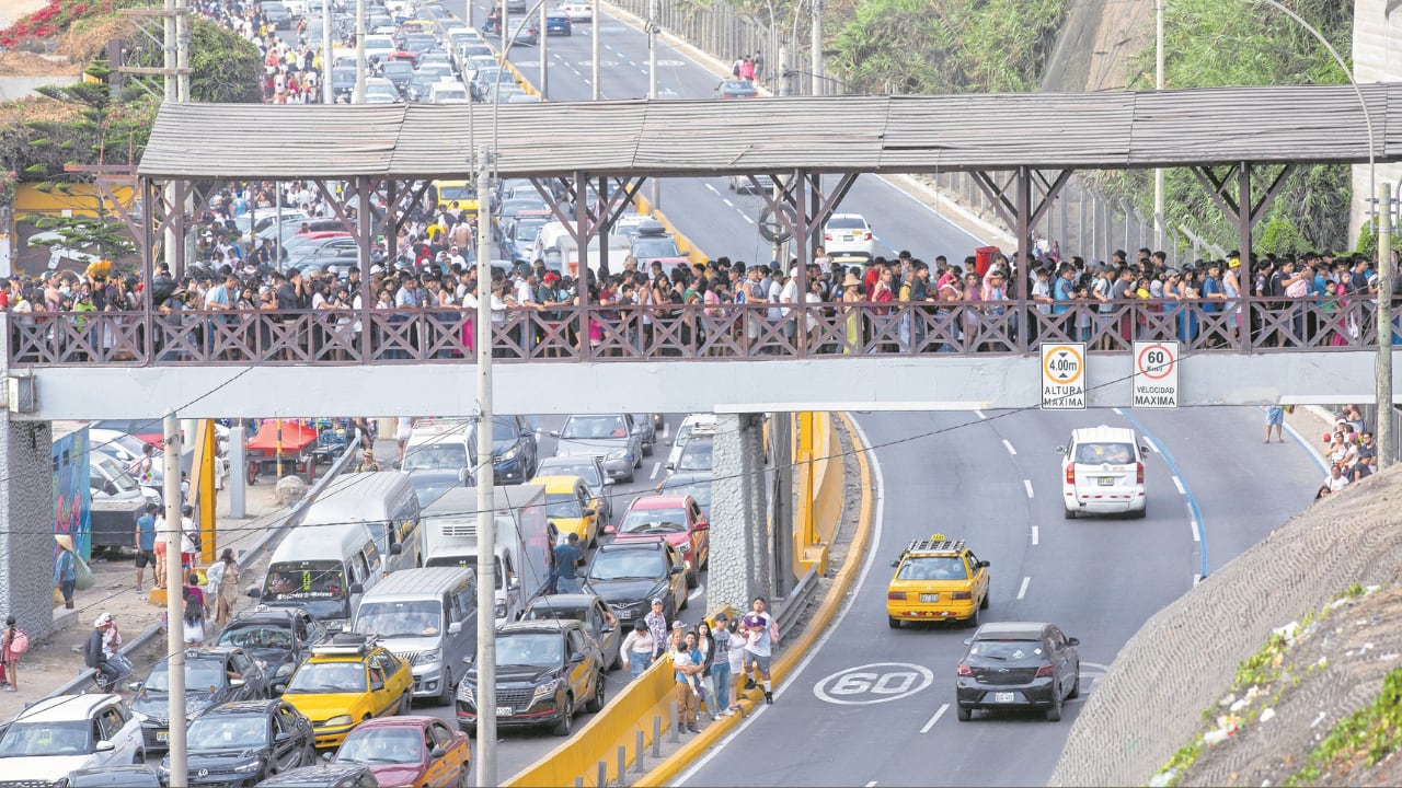 Ciudadanos denunciaron que en caso de una emergencia no tendrían forma de evacuar la playa. Municipalidad señaló que desplegó plan para evitar los riesgos.