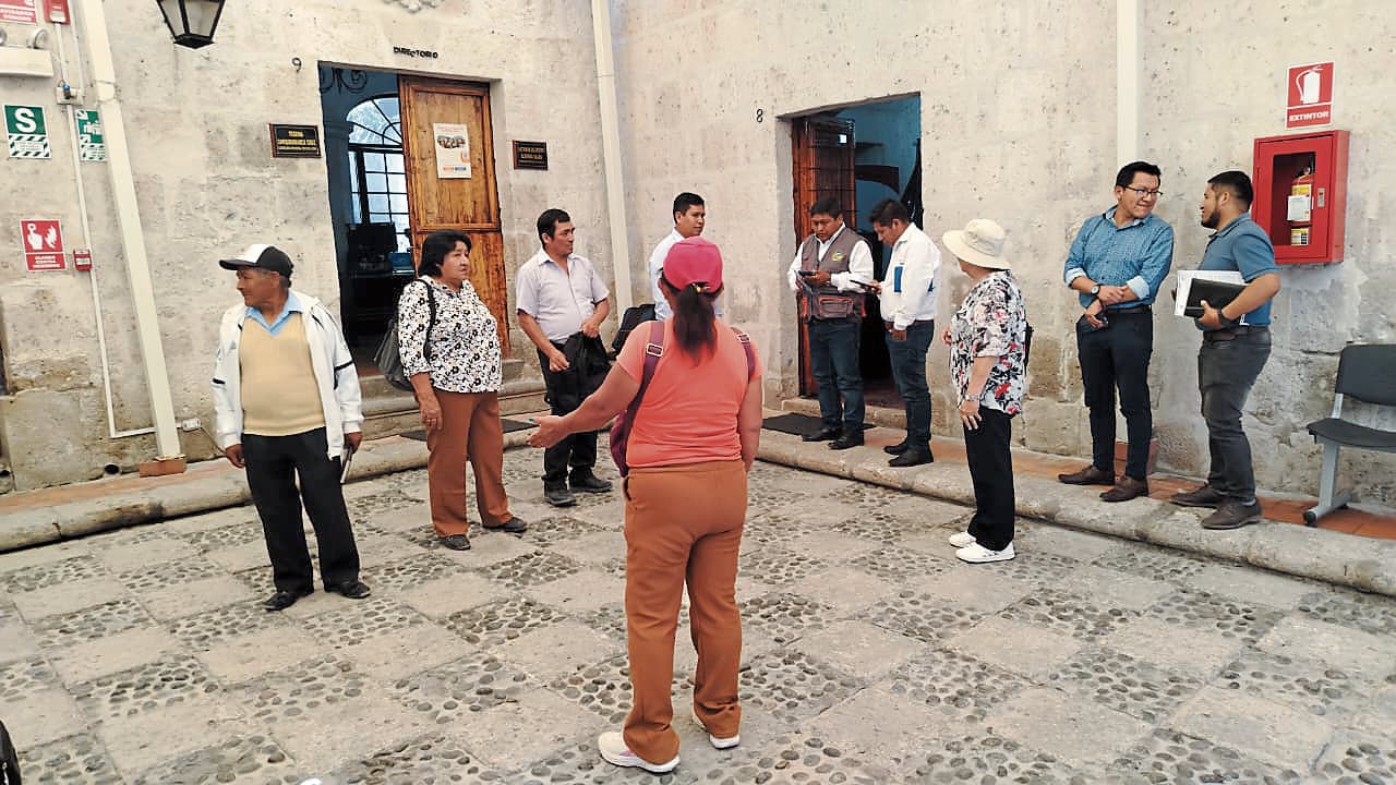 Dirigentes, consejeros y personal de Sedapar esperaron al alcalde de La Joya (Foto: Álvaro Figueroa/@photo.gec)