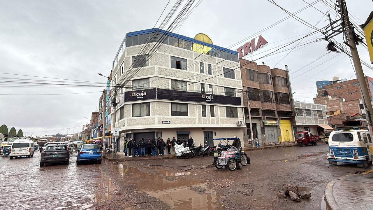 Sujetos forzaron puertas y causaron destrozos en una entidad financiera ubicada en la plaza Las Mercedes. El robo fue frustrado y ya es investigado.