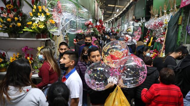Personas hacen compras de último minuto en el mercado de Flores por el Día de la Madre: “Es un día especial” (FOTOS) 