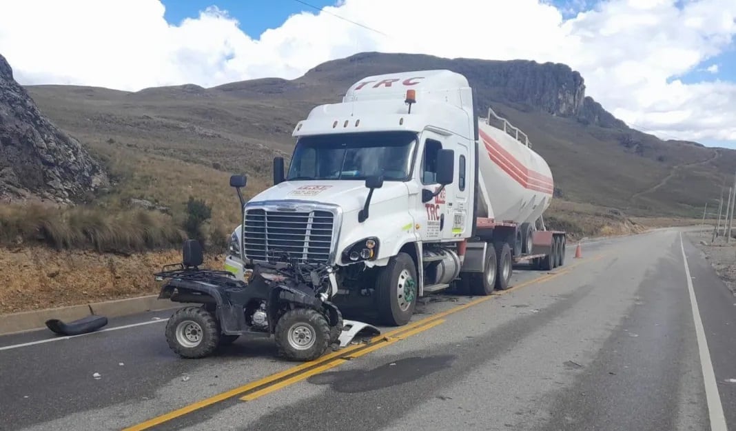 De acuerdo a la información de testigos, el conductor de la unidad menor invadió el carril contrario en carretera a Quiruvilca.