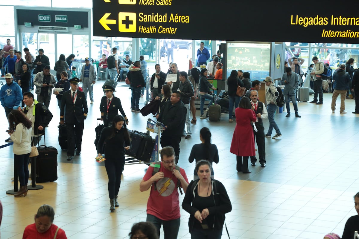 Perú tiene más aeropuertos internacionales, pero Colombia moviliza más pasajeros.