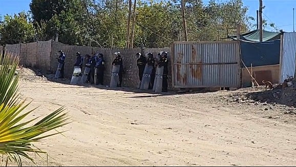 Se había dispuesto el desalojo de una familia de la Asociación de Trabajadores Municipales, en Majes. Foto: Captura de video/Canal 8-La Ley TV.