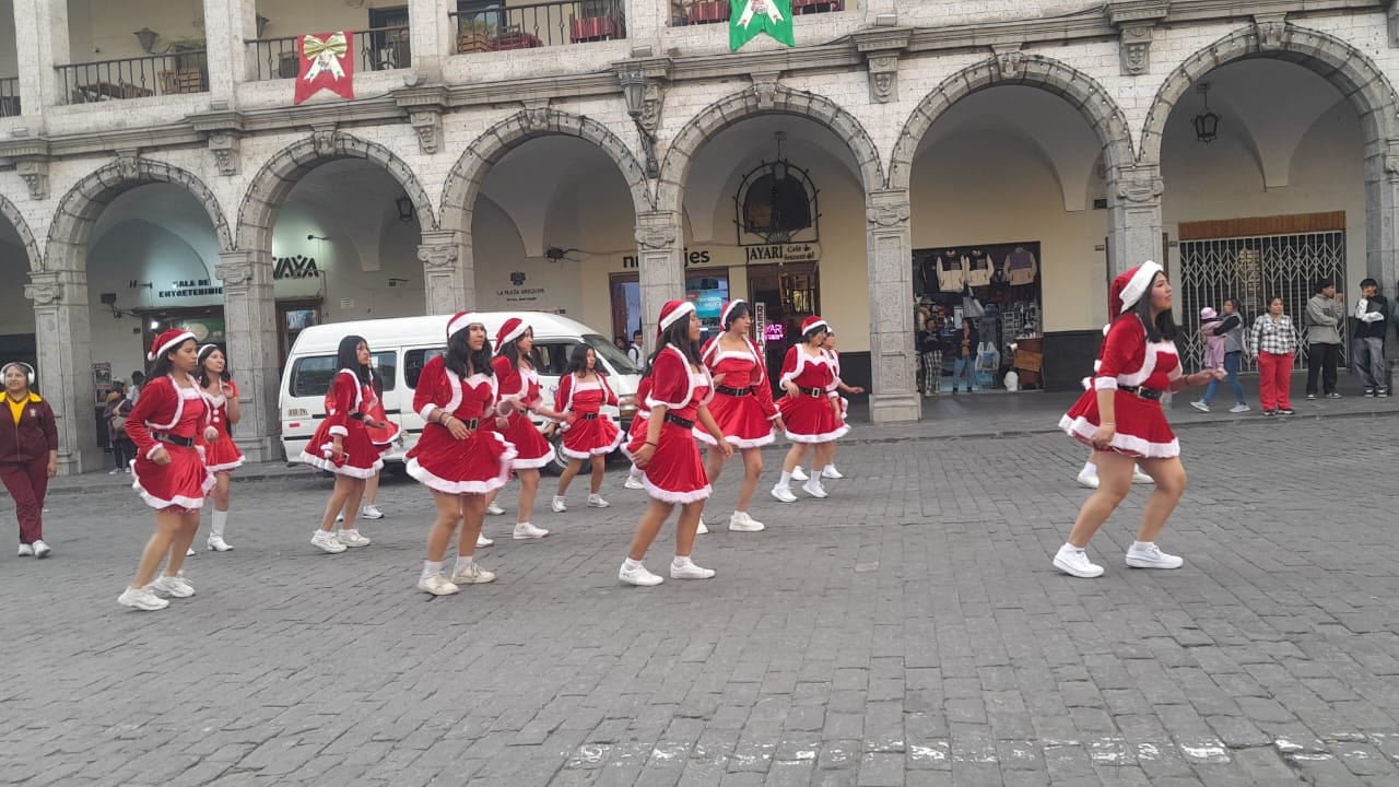 Pasacalle en la Plaza de Armas de Arequipa. Foto: Fanny Arotaipe.