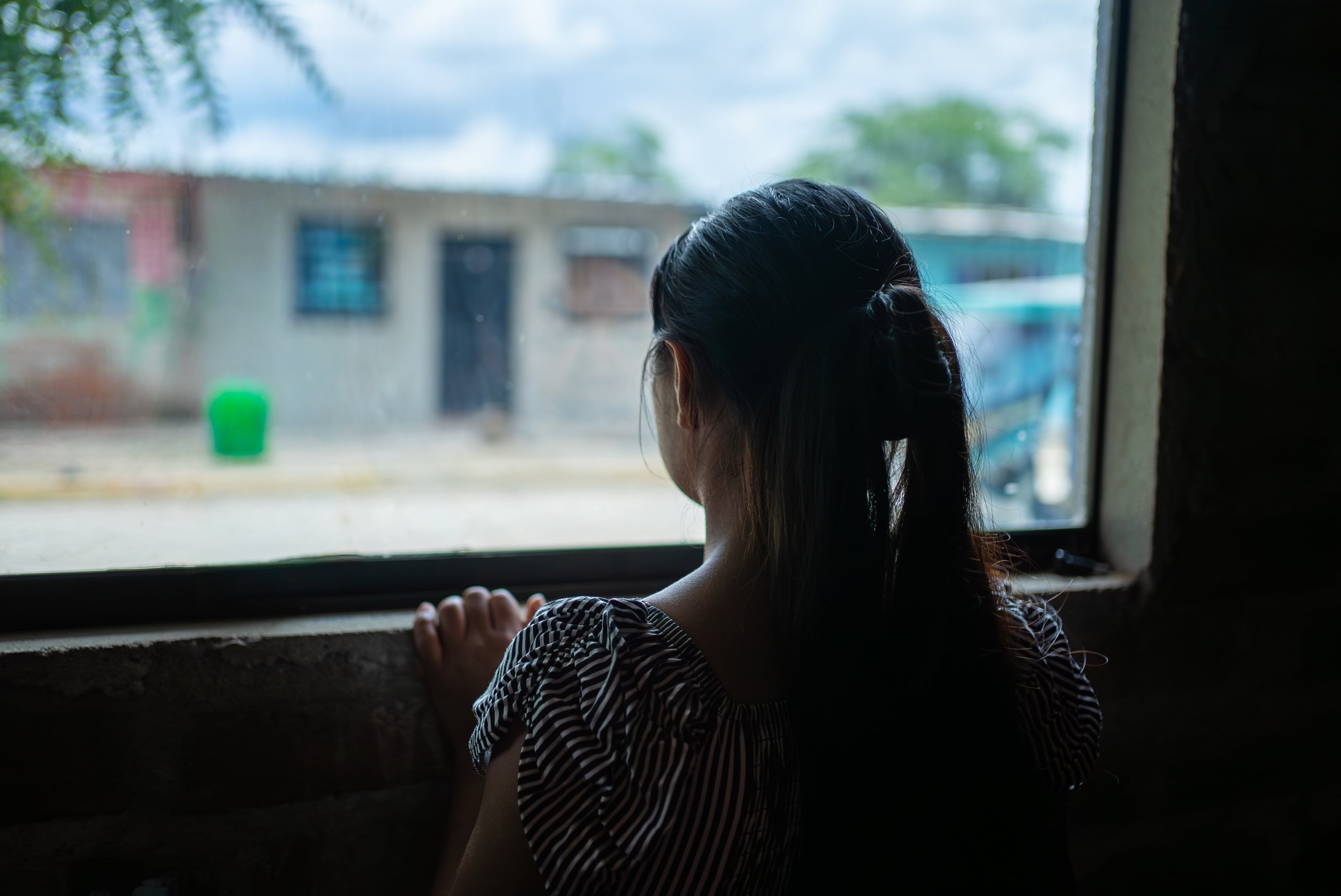 La organización advierte que los embarazos tempranos y las uniones forzadas continúan pese a la ley que prohíbe el matrimonio infantil en el país.