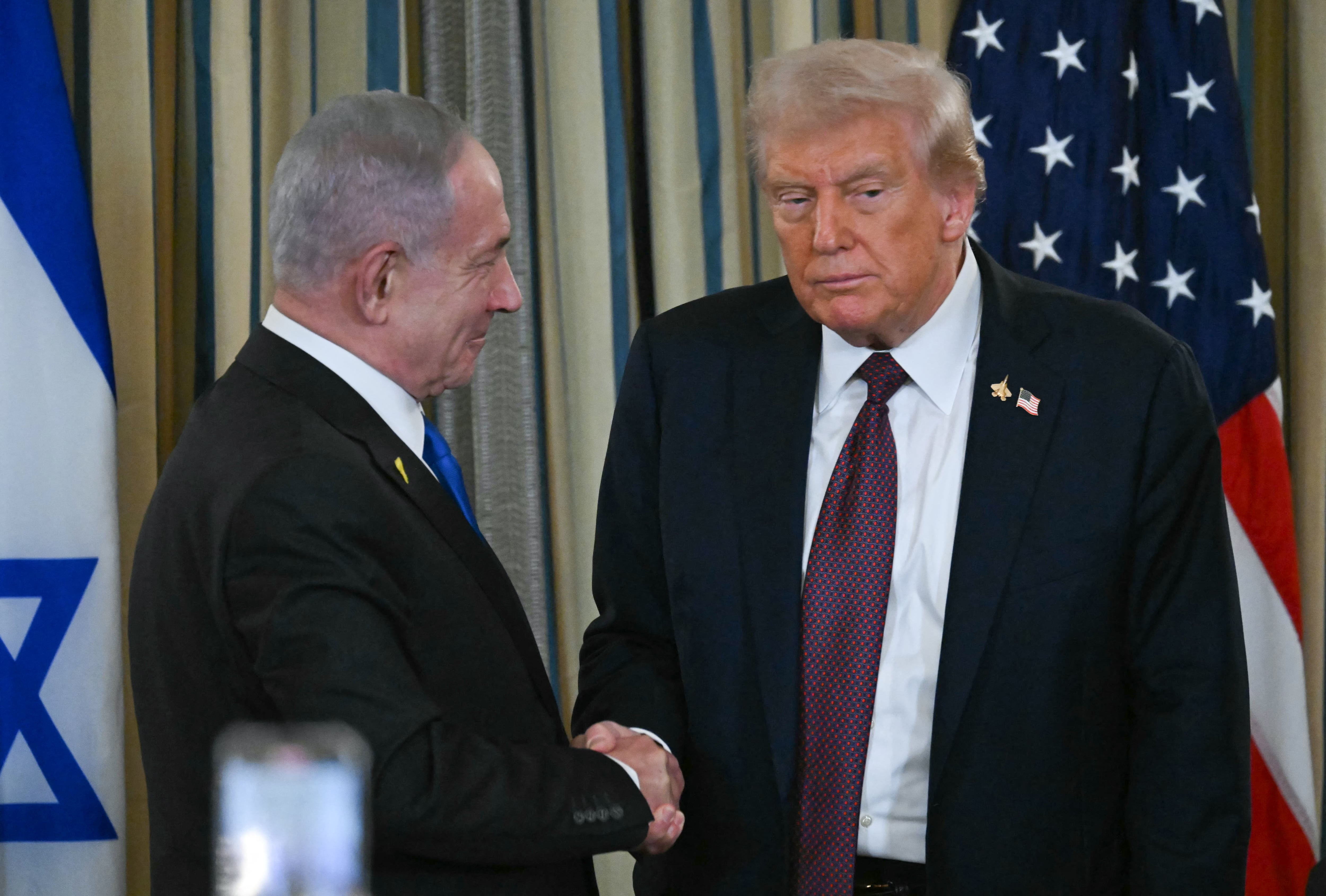 El presidente Donald Trump advirtió que Hamás tiene un máximo de cuatro días para aceptar su propuesta de paz, que implica desarme total y exclusión política del grupo en Gaza. La amenaza incluye consecuencias severas si no se cumple. (Photo by ANDREW CABALLERO-REYNOLDS / AFP)