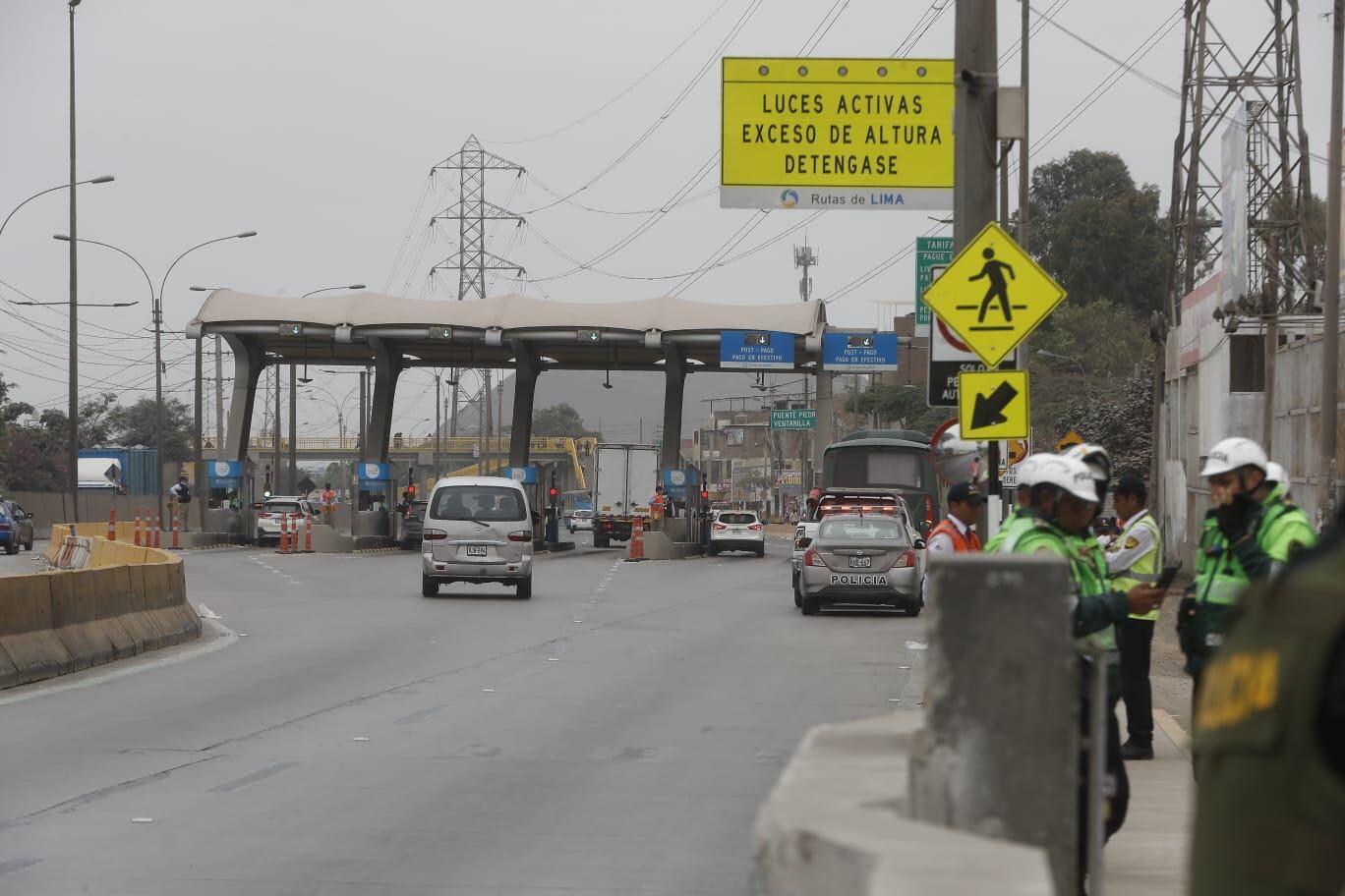 Un equipo de América Noticias registró que el personal de Rutas de Lima seguía cobrando peajes en la garita del kilómetro 23 de la Panamericana Norte, en el distrito de Puente Piedra.. Fotos: Cesar Campos/@photo.gec