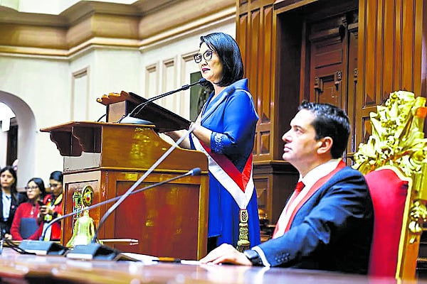 Presidenta Keiko Fujimori anunció que durante su gobierno las Fuerzas Armadas estarán a cargo de la seguridad en puntos en donde se establezcan restricciones. También ofreció obras de prevención ante El Niño, la construcción de un metro para Trujillo y la reanudación de la Autopista del Sol. Autoridades piden que compromisos se cumplan.