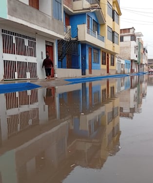Calle 26 de Mayo en la junta vecinal Leoncio Prado termninó inundada. (Foto: Adrian Apaza)