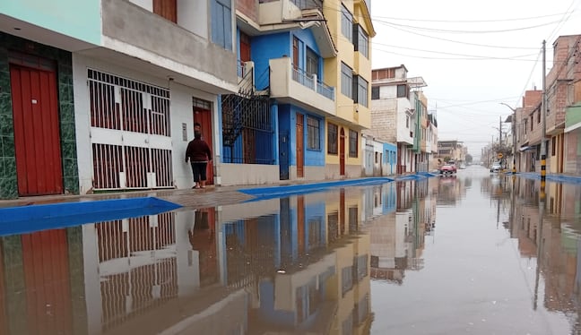 Calle 26 de Mayo en la junta vecinal Leoncio Prado termninó inundada. (Foto: Adrian Apaza)