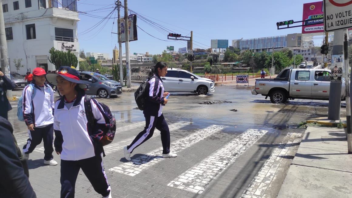 Transportistas y escolares se quejan del mal olor en la zona. (Foto: GEC)