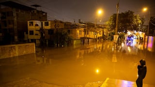 Fuertes lluvias provocan inundaciones en calles de Villa El Salvador (FOTOS)