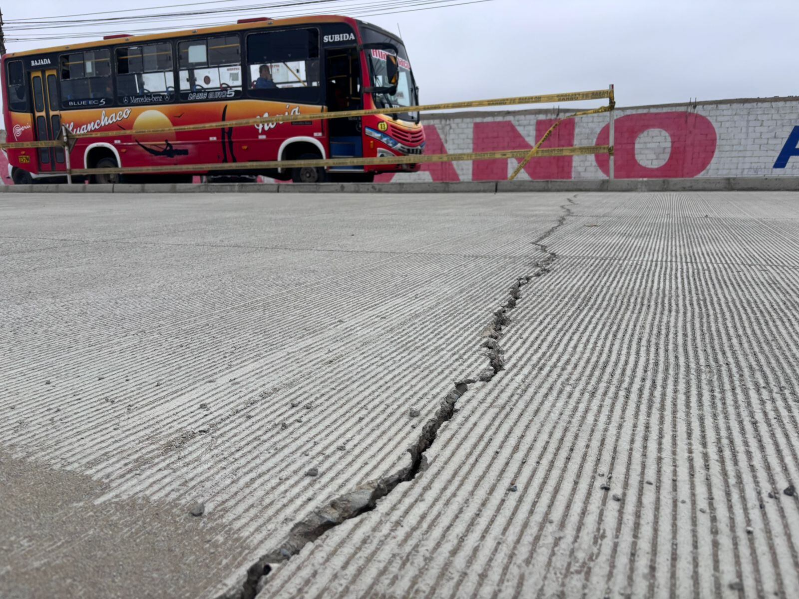 Trabajos a cargo del consorcio dirigido por la joven de 23 años Lucero Coca presentan diversas rajaduras a pesar de que aún no se inauguran. Gerente general del Gobierno Regional, Martín Namay, dijo que son al menos 100 metros los que la empresa deberá destruir y reponer para garantizar la calidad del proyecto.