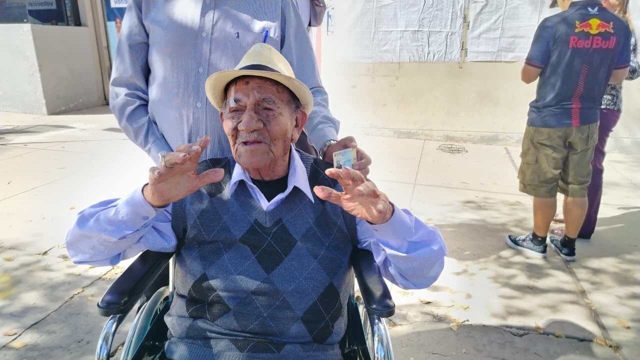 Con 101 años y acompañado de su hijo, dio lección de civismo en Arequipa ((Foto: Álvaro Figueroa/@photo.gec)