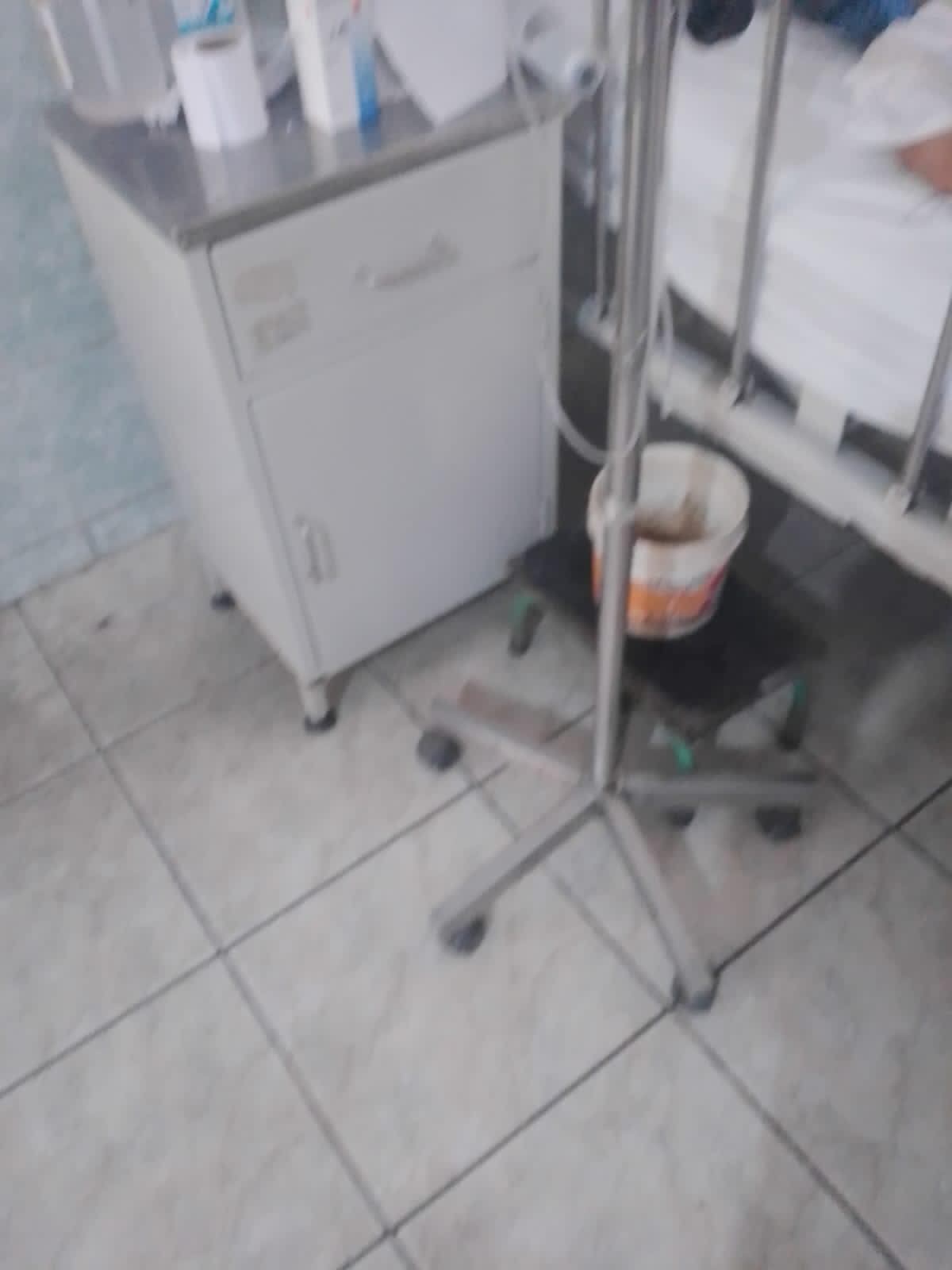 Estos baldes insalubres se usan en hospital.