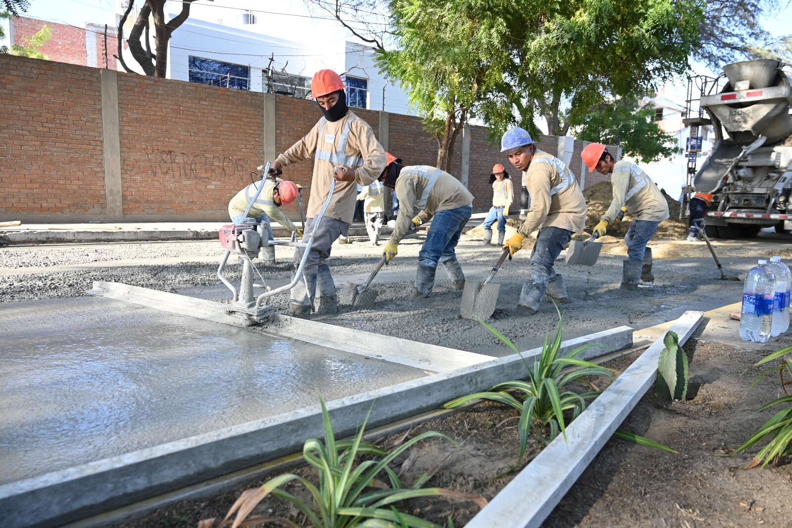 Supervisan trabajos en la obra de la Av. Las Casuarinas y Las Palmeras, en Piura