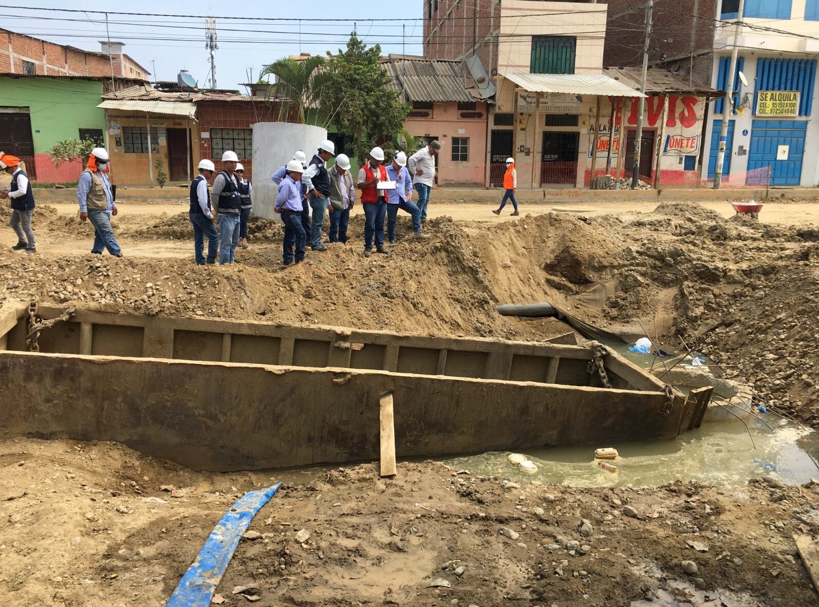 La Contraloría advierte retrasos en reconstrucción de pistas en la avenida Arica. Aunado a ello, la contratista está colocando menor cantidad de concreto en el vaciado de los buzones