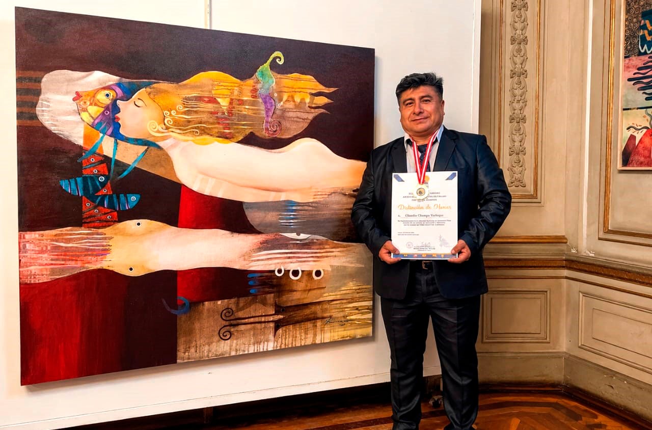 Parlamento Andino le brinda reconocimiento durante exposición en Lima.