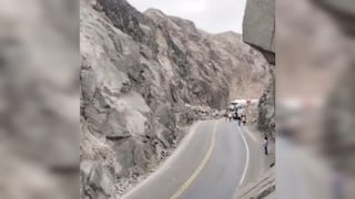 Derrumbe bloquea el tránsito en la Panamericana Sur entre Atico y Ocoña (VIDEO)