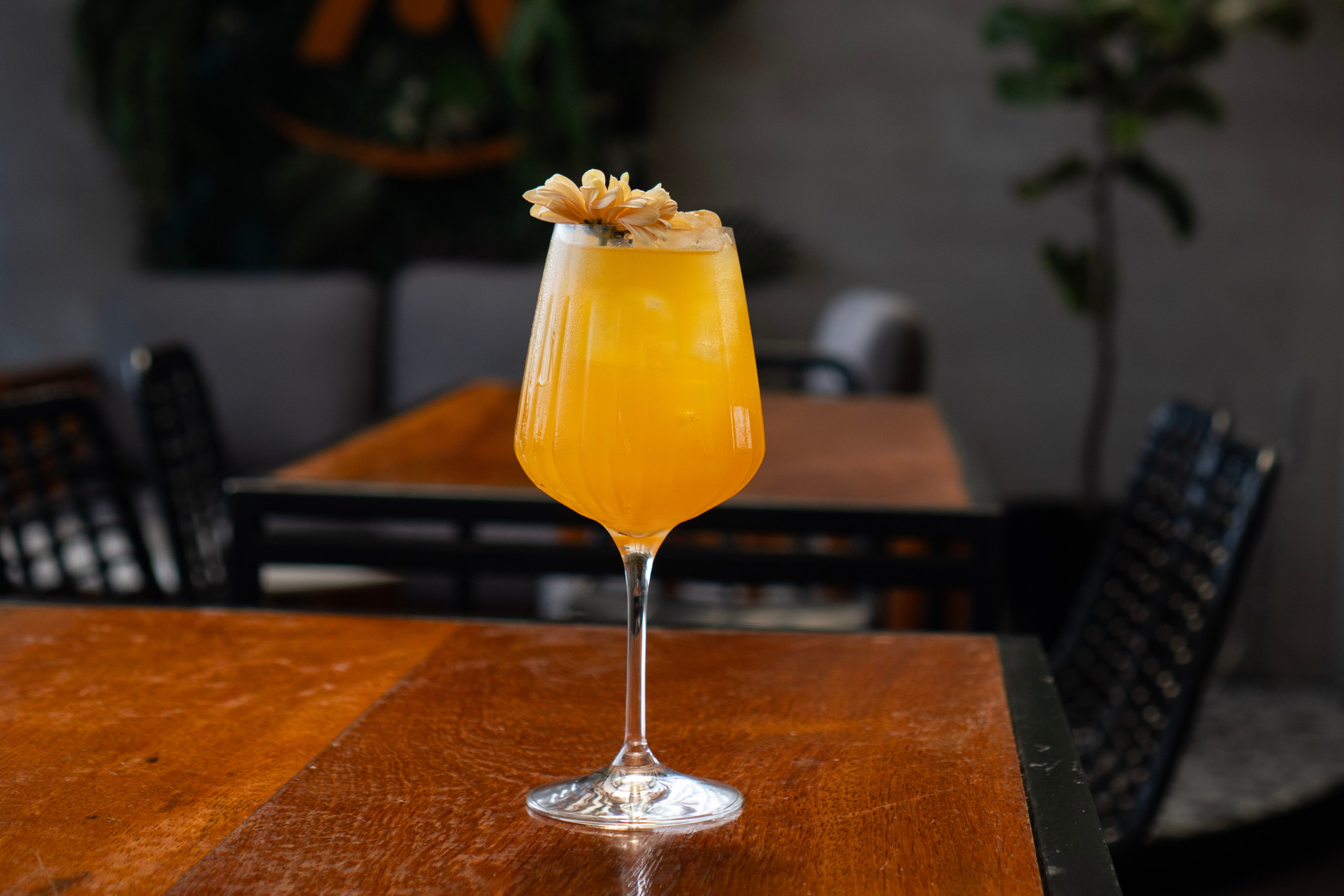 Desde su décimo piso, el espacio ofrece mixología creativa, cocina contemporánea y vista panorámica al mar para celebrar febrero en Lima.