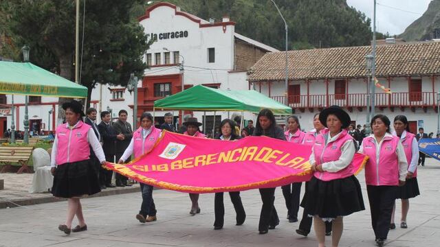 Colorido desfile en honor a la mujer en plaza de armas de Huancavelica