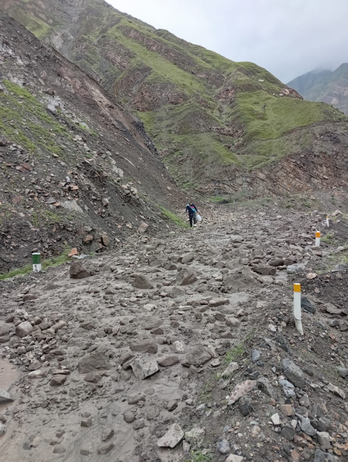 Derrumbe bloquea vía Huambo-Canco-Ayo en Caylloma. Foto: Municipalidad de Huambo.