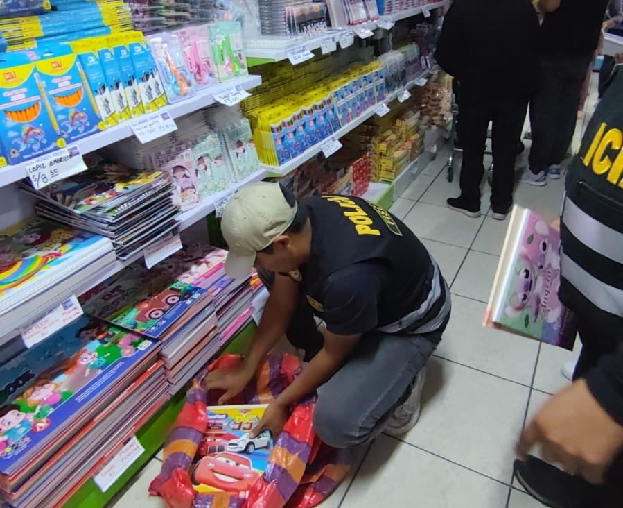 Policía incautó cuadernos de importadoras de Arequipa, por presuntamente falsificar marca Stanford. (Foto: PNP)