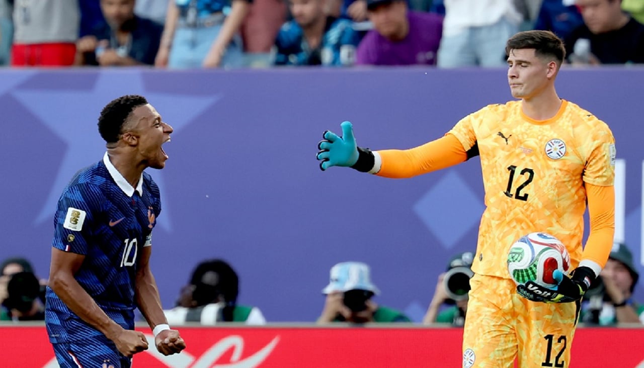Llueven críticas contra Kylian Mbappé por negar el saludo al portero de Paraguay, Orlando Gill, al final del partido. (EFE/EPA/SARAH YENESEL)