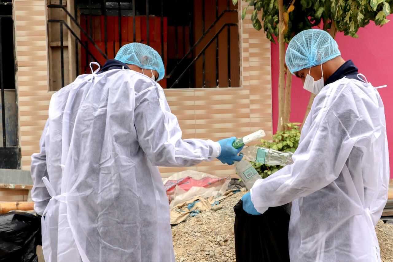Personal recogió botellas, baldes, latas, llantas que podrían ser utilizados para almacenar agua y reproducción de los zancudos