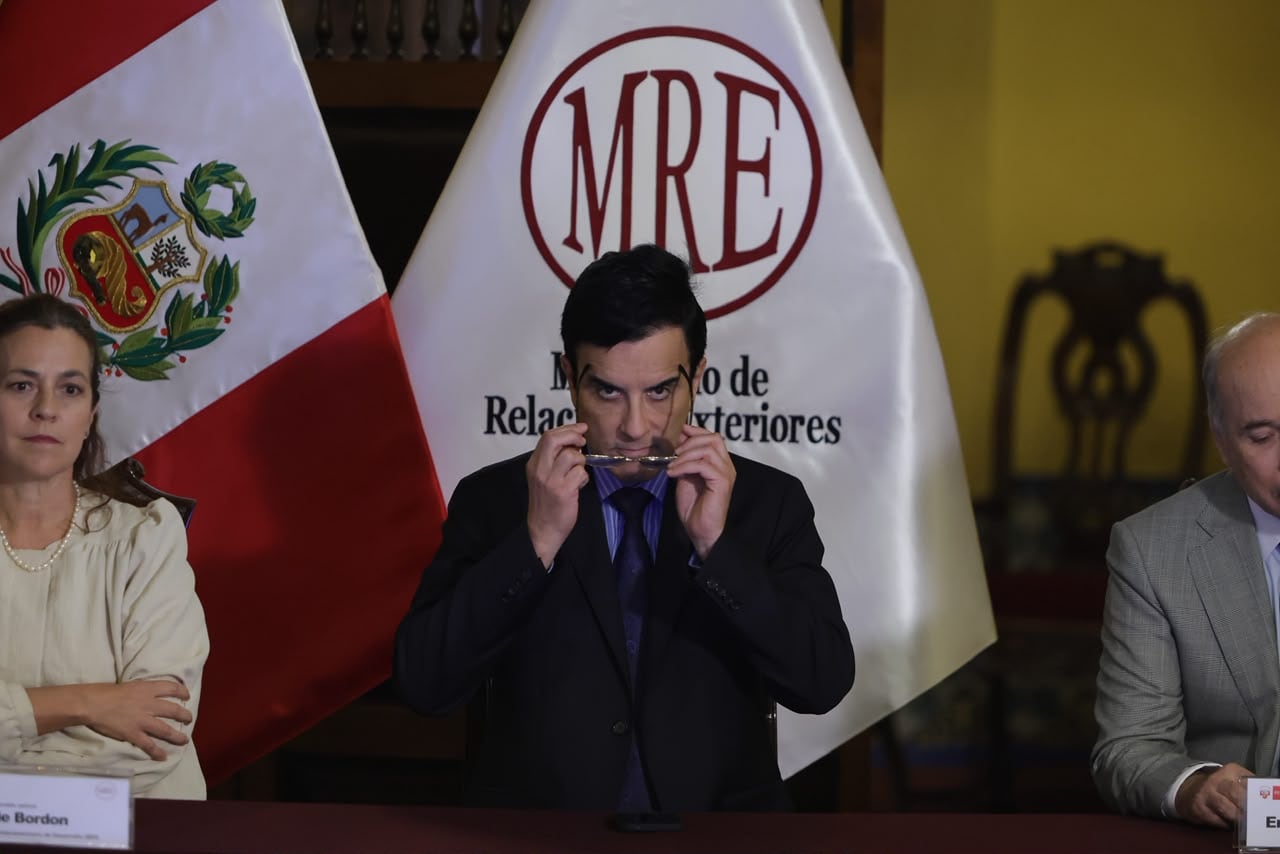 El ministerio de Relaciones Exteriores, Carlos Espá, participó en la ceremonia de lanzamiento de la Visa Electrónica y del Pasaporte de Emergencia del Sistema de Administración Migratoria Integral (e-SAMI). (Foto: Hugo Pérez / @photo.gec)