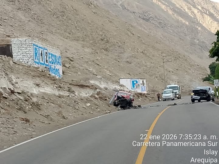 Choque frontal entre auto y camioneta deja ocho heridos y un fallecido en Cocachacra, Islay. Foto: PNP.