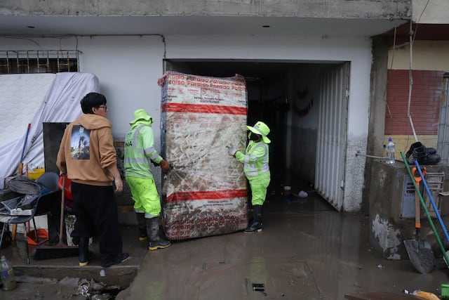 Keiko Fujimori inspecciona zonas afectadas por lluvias en Villa María del Triunfo