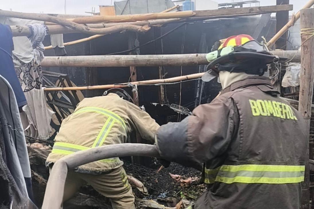 Fuego incineró inmueble y enseres de vivienda precaria en la calle Hoyos Rubios. (Foto: Difusión)