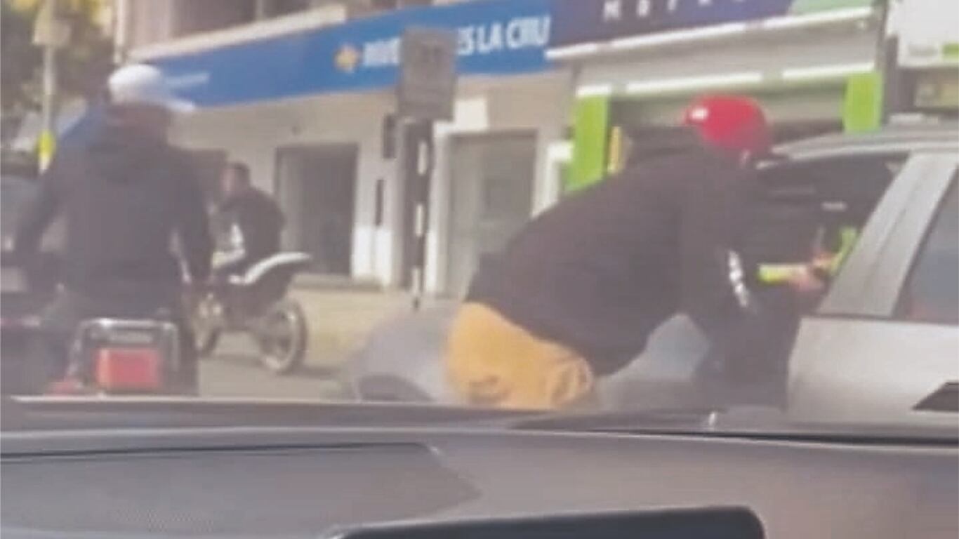 Delincuentes bajaron de dos motocicletas y apuntaron con armas de fuego a su víctima. Atraco se produjo a pocos metros de sede policial.