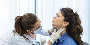 La aparición de un nódulo en el cuello es una de las principales señales que requieren evaluación, aunque la mayoría de los nódulos tiroideos no son cancerosos. Especialista explica qué otros cambios deben observarse y qué estudios pueden solicitarse.