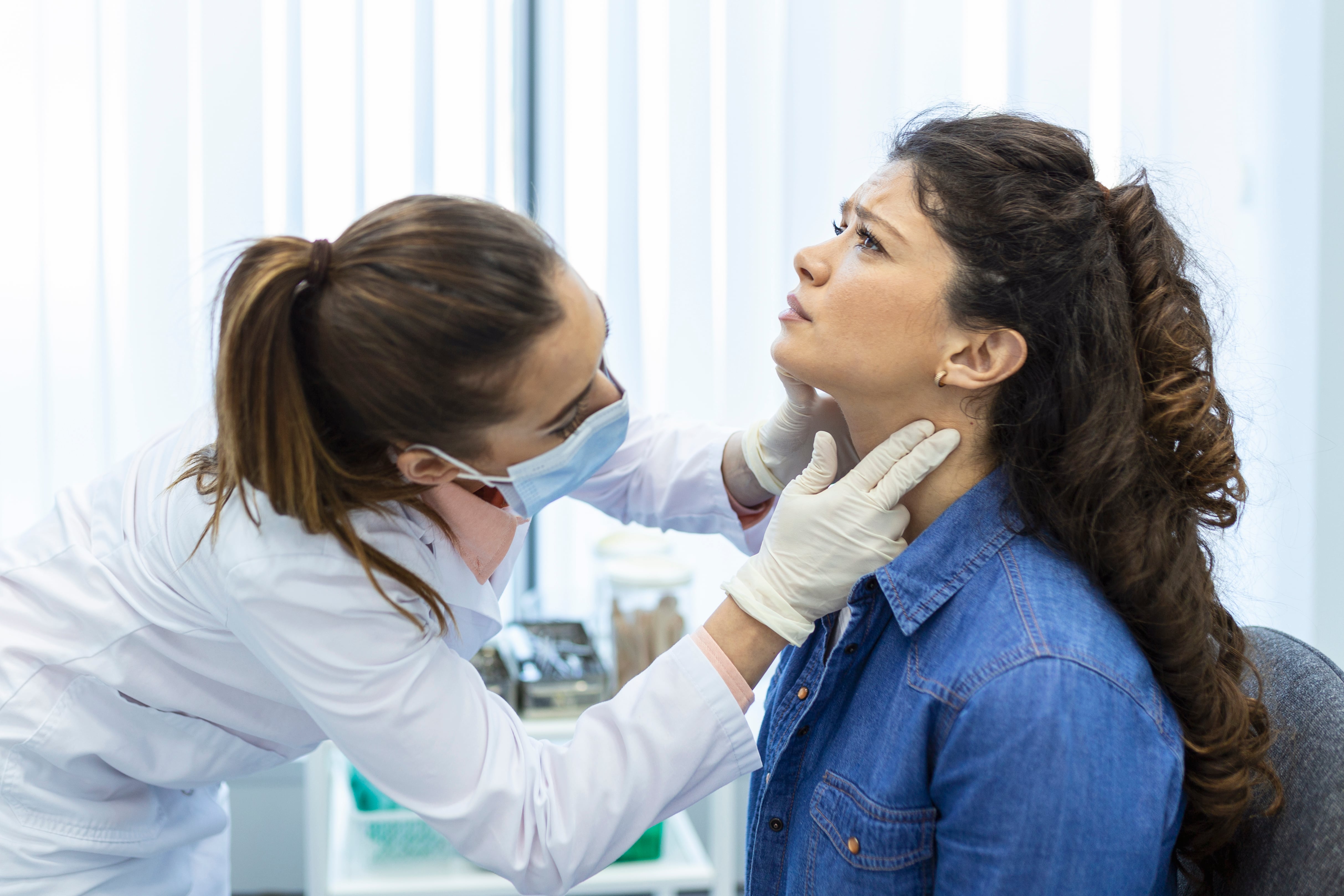 La aparición de un nódulo en el cuello es una de las principales señales que requieren evaluación, aunque la mayoría de los nódulos tiroideos no son cancerosos. Especialista explica qué otros cambios deben observarse y qué estudios pueden solicitarse.
