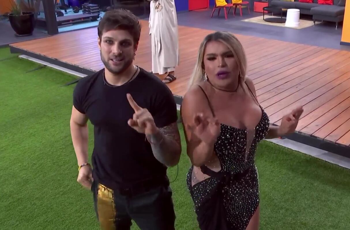 El señor Francisco Guevara, papá de Wendy, aprovechó para tomarse una foto con el hijo de Nicola Porcella, así como también hizo un chiste haciendo referencia a que ahora él es su nieto.